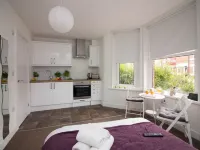 Beddoe Apartments Premier Lodge Eastleigh Near Winchester and Southampton Hotels near Fleming Park Paddling Pool