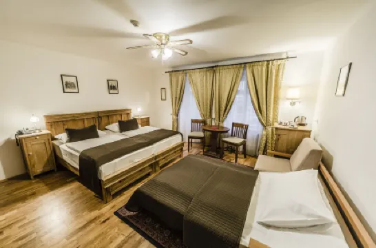 Archibald at the Charles Bridge