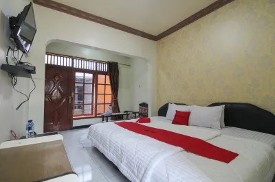 RedDoorz near Sarangan Lake Hotel dekat Toko Sumber Rejeki