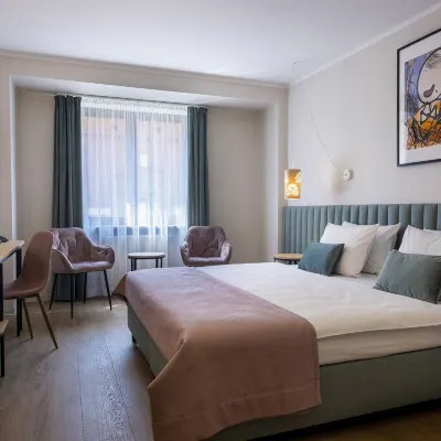 Hotel H12 Отели рядом с достопримечательностью «Базилика Святой Троицы»