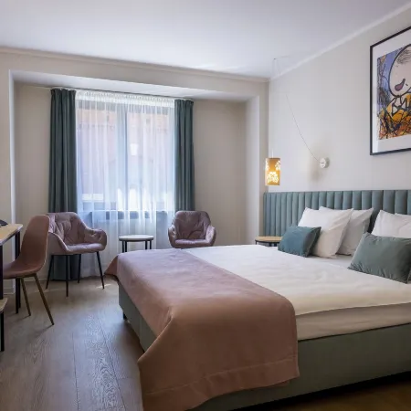Hotel H12 Отели рядом с достопримечательностью «Ворота Святого Флориана»