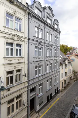 Family Apartments by Astoria Hotel & Medical Spa Отели рядом с достопримечательностью «LOOKOUT OF CHARLES IV»