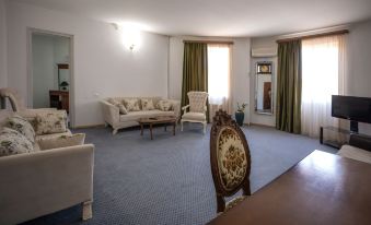 Leader Hotel