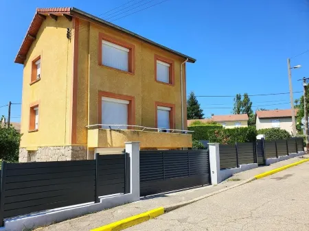 Aux 2 Lots Отели рядом с достопримечательностью «Eglise Saint-Irenee»