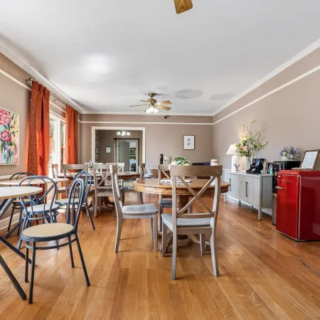 Cinnamon Bear Creekside Inn