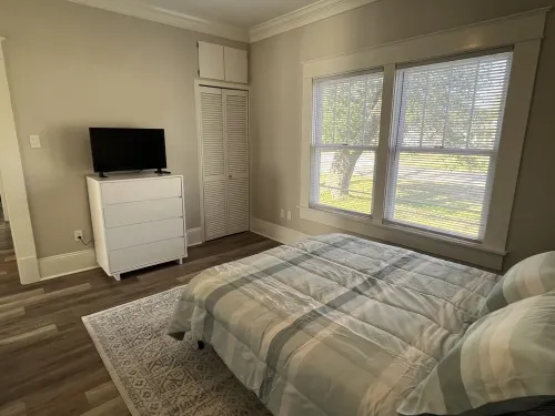 Renovated Blue Beach Bungalow - Blocks to Beach!