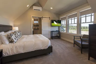 24-hr staff ~ Group friendly ~ close to nature + downtown ~ wifi ~ W/D ~ Bend Hotels near Fly Spur Ranch