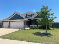 Spacious new 4-bedroom house with jetted tub, large backyard and outdoor TV