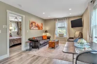 cozy 1 bedroom, 1 bath, sleeps 4 fully equipped apartment