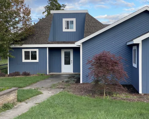 Private apt. that easily sleeps six (8 possible) close to Golf, Skiing, Beach 本佐尼亞酒店