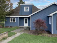 Private apt. that easily sleeps six (8 possible) close to Golf, Skiing, Beach
