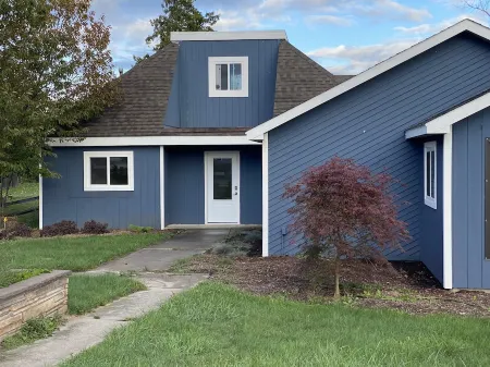 Private apt. that easily sleeps six (8 possible) close to Golf, Skiing, Beach