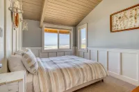 Oceanfront Views and Cozy Ambiance - Exquisite Beach House Retreat Hotels in Neskowin
