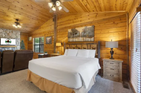 Fireplace and Whirlpool Tub Escape - Cozy Romantic Retreat