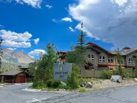 Charming Mountain Escape with Hot Tub and Garage - Stunning Retreat