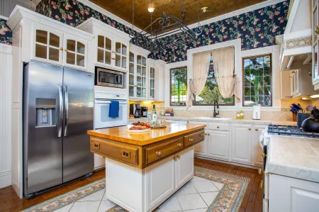 Hot Tub and Cozy Outdoor Fire Pit - Elegant Victorian Oasis