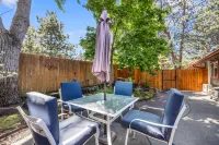 Amazing Outdoor Spaces and Fully Stocked Kitchen - Charming Cozy Retreat Hotels in Deschutes County