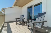 Gulf Front Heated Pool and Beach Access - Elegant Coastal Escape Hotels in Sunnyside