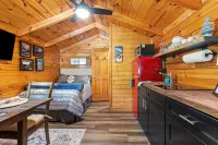 WiFi - Dreamcatcher - Glamping Tiny Cabin in Red River Gorge, Kentucky! Hotels in Beattyville