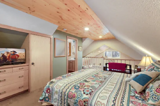 Cozy Cabin with Scenic Activities - Charming Mountain Hideaway