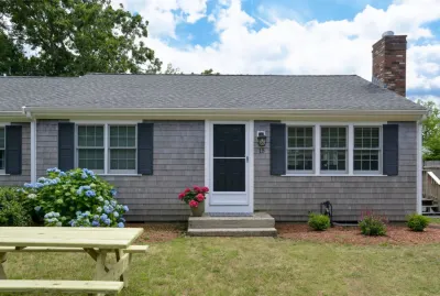 Inviting Living Areas and Close to Beaches - Charming Coastal Retreat Cuffy's of Cape Cod附近的飯店
