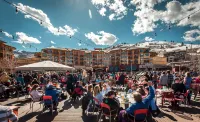 Cozy Condo with Spectacular Views and Amenities - Charming Ski-in Oasis Hôtels à : Comte de Summit