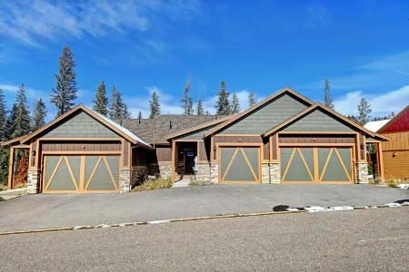 Luxury Mountain Retreat with Hot Tub and Scenic Views - Exquisite Haven