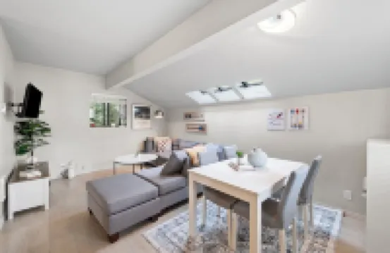 Karmen’s Lake Cottage C