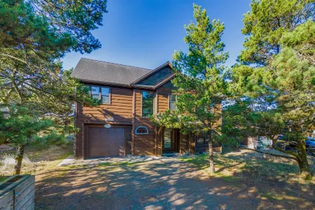 Spectacular Nest Retreat with Waterfront View