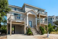 Private Pool and Spacious Decks - Stunning Coastal Haven فنادق في Currituck County