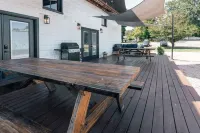 Spacious Deck and Unique Designer Touches - Charming Barn Retreat Hotels in Knox County
