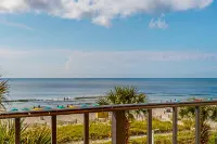 3rd-floor oceanfront studio with AC, pool & hot tub