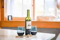 Mountain Views and Private Hot Tub - Dazzling Modern Escape