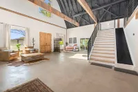 Private Pond and Epic Living Space - Cozy Charming Escape Hotels in Bella Vista