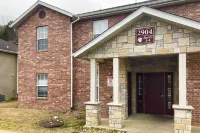 Convenient condo near the lake and city with pool access, a washer/dryer, & AC Hotel di Branson Township