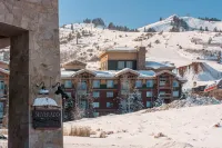 Hot Tub, Pool and Mountain Views - Charming Alpine Retreat Hôtels à : Comte de Summit