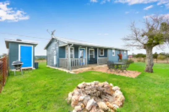 Scenic Views and Expansive Ranch Amenities - Charming Escape