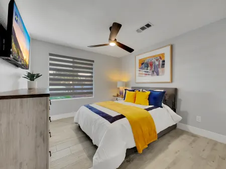 Private Patio and Putting Green Oasis - Stunning Sanctuary