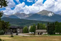Cozy Retreat with Modern Kitchen and Fireplace - Charming Mountain Getaway Hotel a Granby