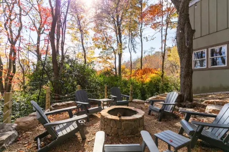 Stunning Mountain Views and Relaxing Hot Tub - Charming Escape