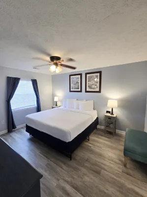 Scenic Balcony and Community Amenities - Charming Coastal Haven Hotel dekat Golf Desk