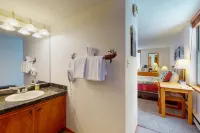 King Center Village lock-off w/ shared hot tub, on rec trail, walk to lift Hotels in Copper Mountain