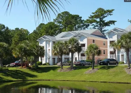 Stunning Golf Course Views and Indoor Pool - Charming Coastal Retreat Отели рядом с достопримечательностью «Golf Desk»