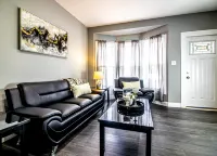 Modern Downtown Apartment - TV, Kitchen, Wifi, Essentials فنادق في 