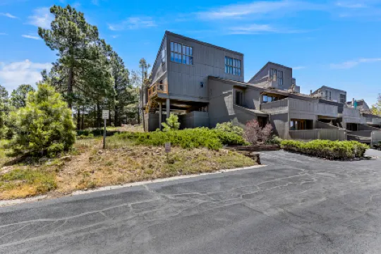 Vaulted Ceilings and Private Deck with BBQ - Charming Oasis