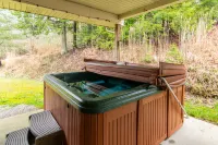 Hot Tub, WiFi, Satellite - Family Home - Carrie's Cottage - Red River Gorge, Kentucky! Hotels in Campton
