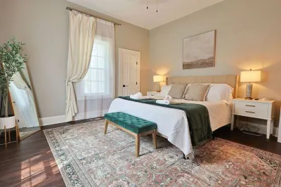 Central Hideaway - Stylish Home, Close to Eateries Hotels in Knox County