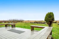Cozy oceanfront cabin on the beach with views - dog friendly