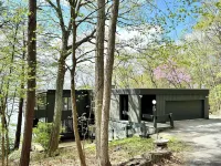 Mid-Century modern Lakeview Stay Hotels in Lansing