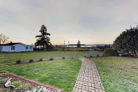 Sunsets over Sound | Water-View Getaway on Half-Acre | Walk to Dining Walgreens附近的飯店